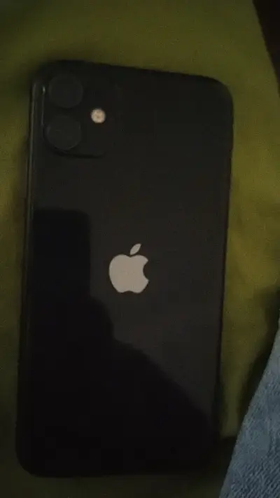 iPhone 11 en buen estado color negro - miniatura 1