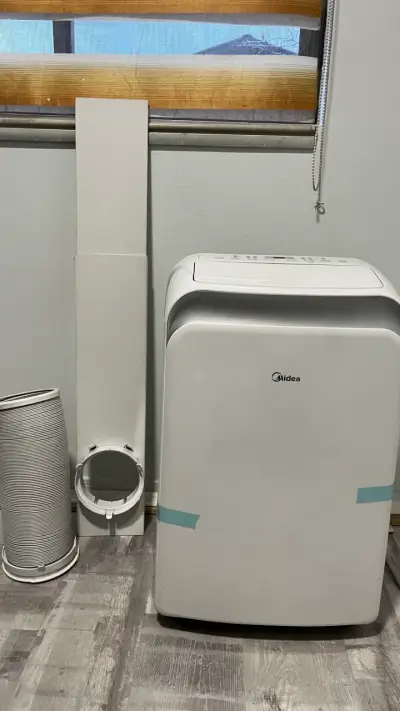 Aire Acondicionado Portátil Midea con Control - miniatura 1