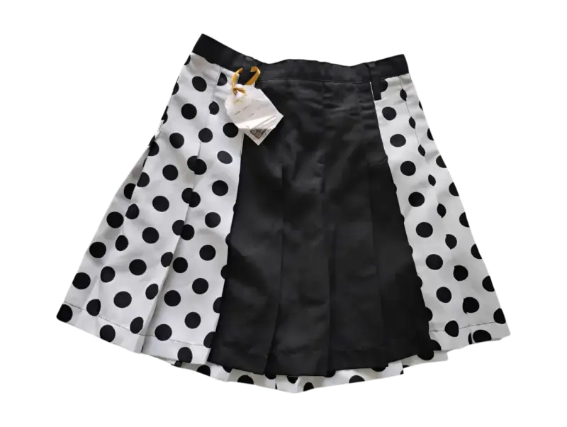 Falda corta de lunares blanco y negro