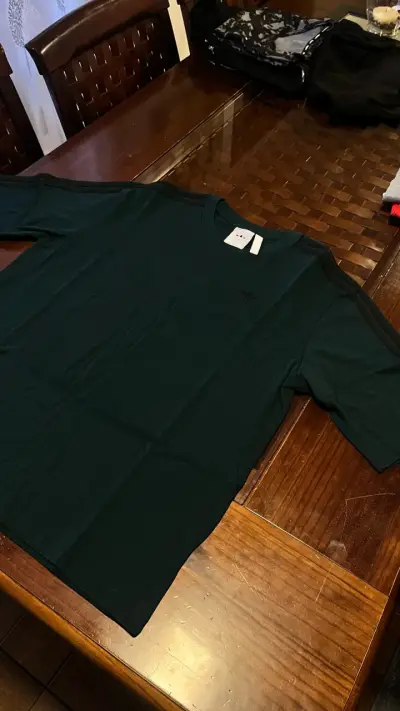 Polera verde Adidas con logo bordado - miniatura 1