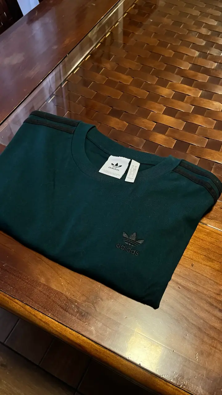 Polera verde Adidas con logo bordado - 2