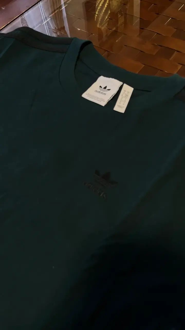 Polera verde Adidas con logo bordado - 3