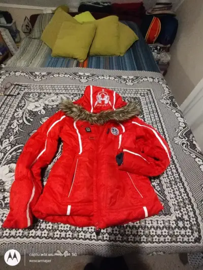 Chaqueta de invierno roja con capucha de piel sintética - miniatura 1