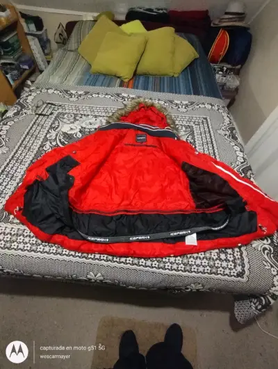 Chaqueta de invierno roja con capucha de piel sintética - miniatura 2