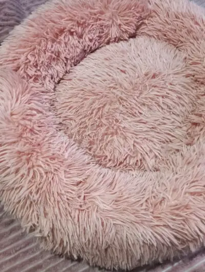 Cama redonda para mascotas color rosado - miniatura 2