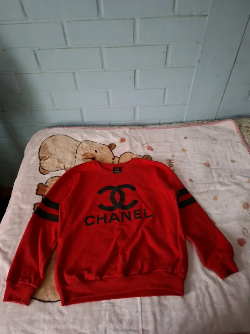 Polerón rojo con logo Chanel