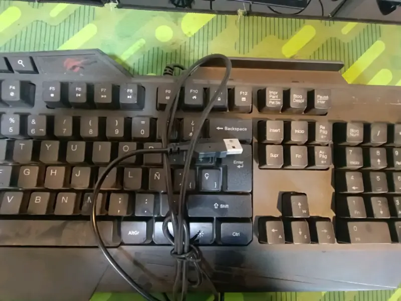Teclado mecánico retroiluminado para gaming - 3