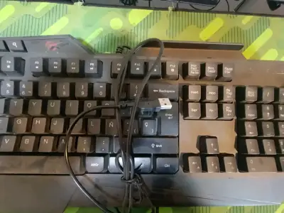 Teclado mecánico retroiluminado para gaming - miniatura 3