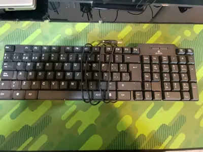 Teclado alámbrico Ultra negro en buen estado - miniatura 1
