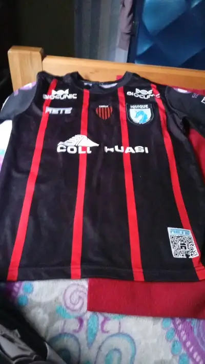 Camiseta deportiva Iquique negra y roja talla 10 - miniatura 1