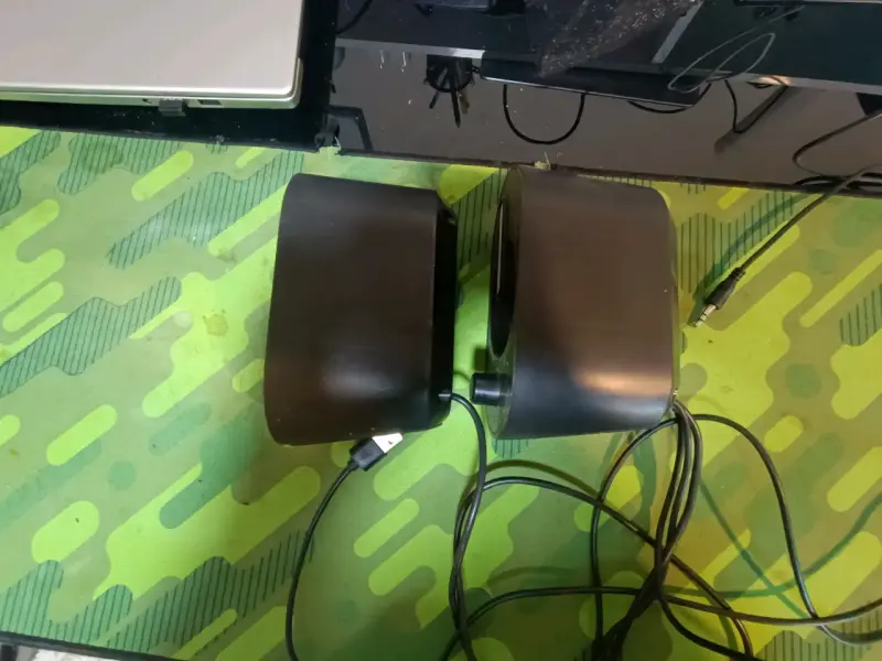 Parlantes USB para computadora y control de volume - 2