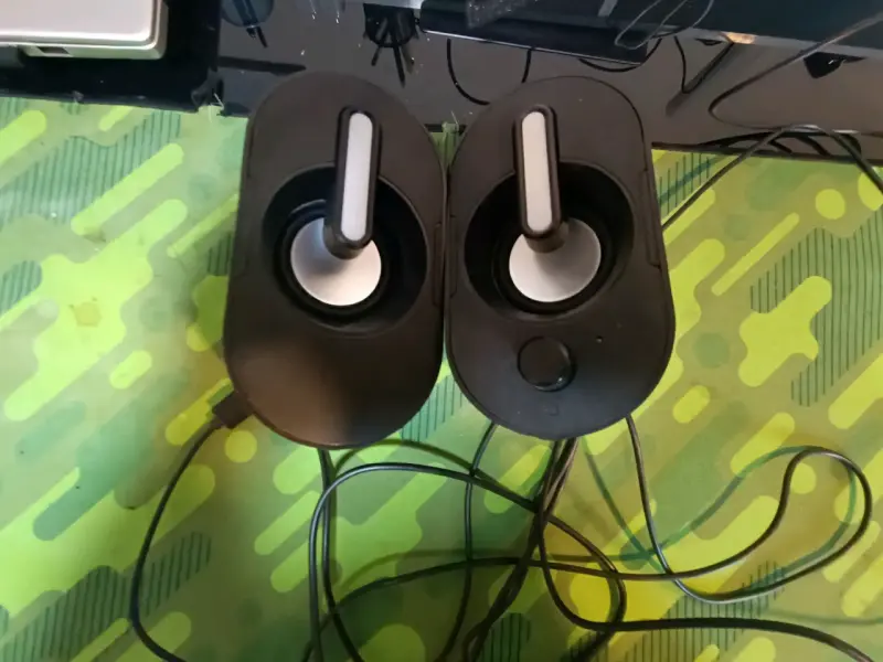 Parlantes USB para computadora y control de volume - 3