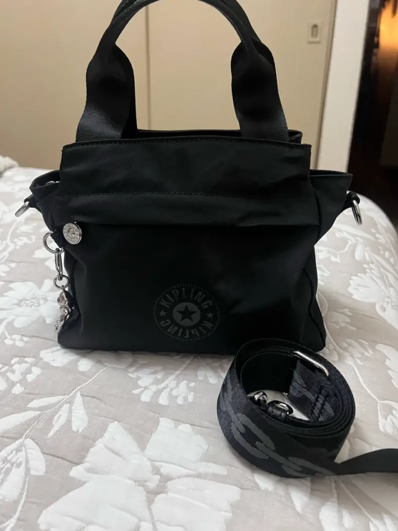 Bolso negro Kipling con correa ajustable - 2