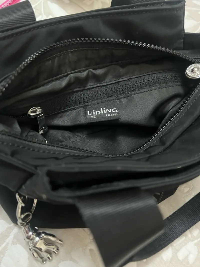 Bolso negro Kipling con correa ajustable - 3