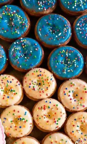 Donas decoradas con glaseado y chispas