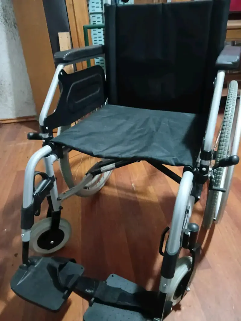 Silla de ruedas plegable Lesenhil en excelente estado - 2