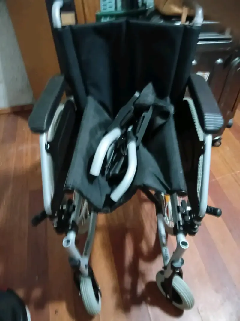 Silla de ruedas plegable Lesenhil en excelente estado - 3