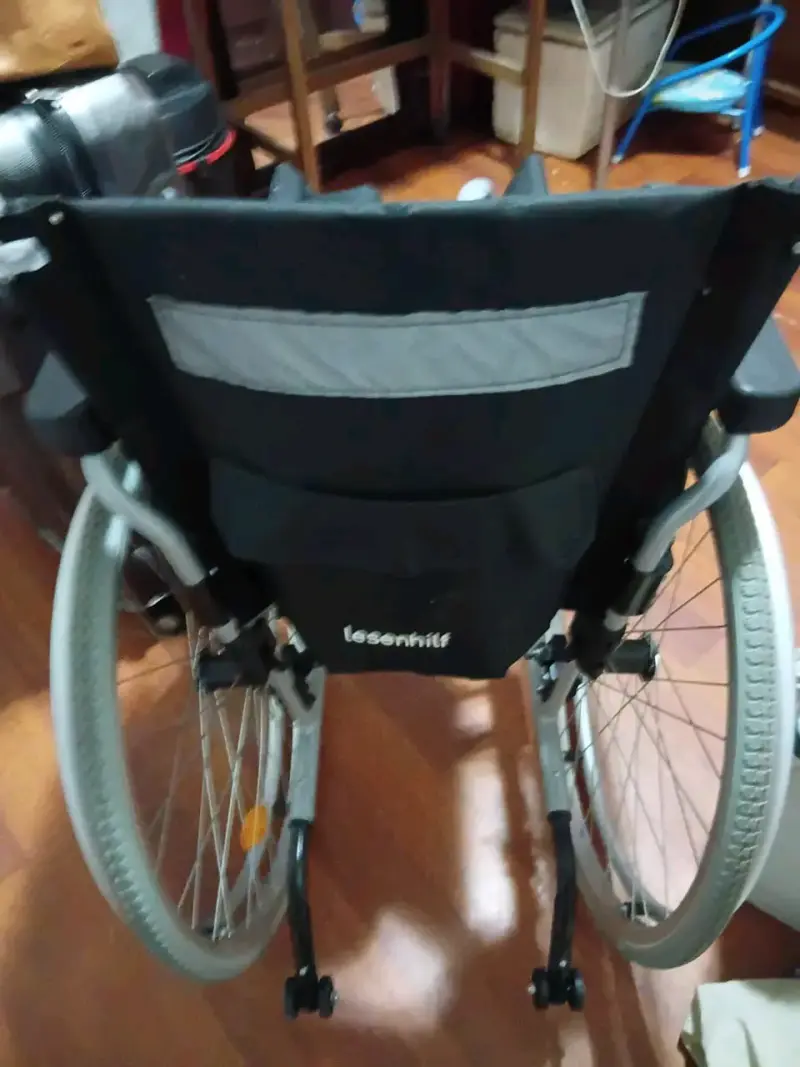 Silla de ruedas plegable Lesenhil en excelente estado - 4