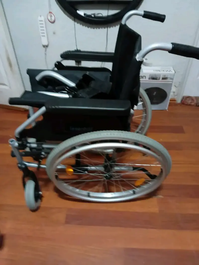 Silla de ruedas plegable Lesenhil en excelente estado - 5
