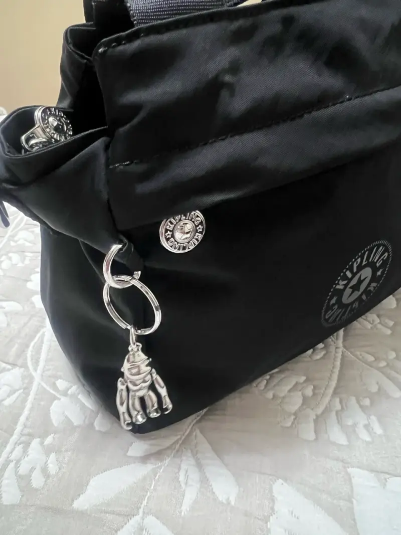 Bolso negro Kipling con correa ajustable - 4