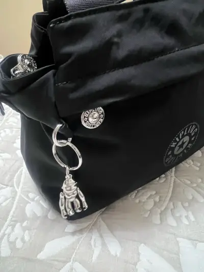 Bolso negro Kipling con correa ajustable - miniatura 4