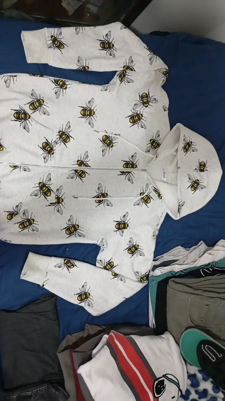 Polerón con capucha estampado de abejas