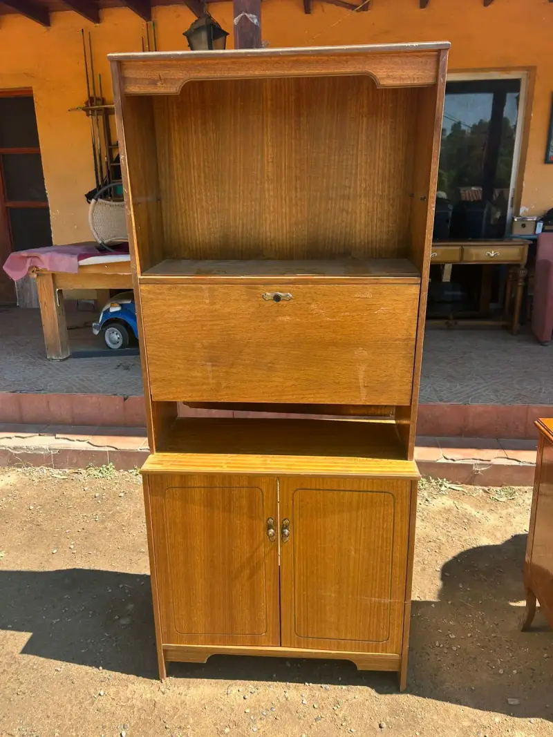 Mueble de madera vintage con estantes y puertas - 1