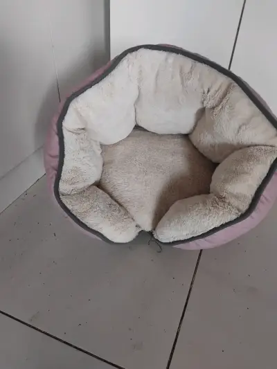 Cama acolchada para mascotas color rosa - miniatura 1