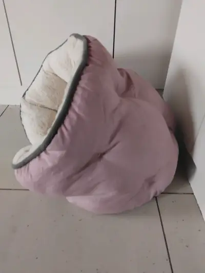 Cama acolchada para mascotas color rosa - miniatura 2