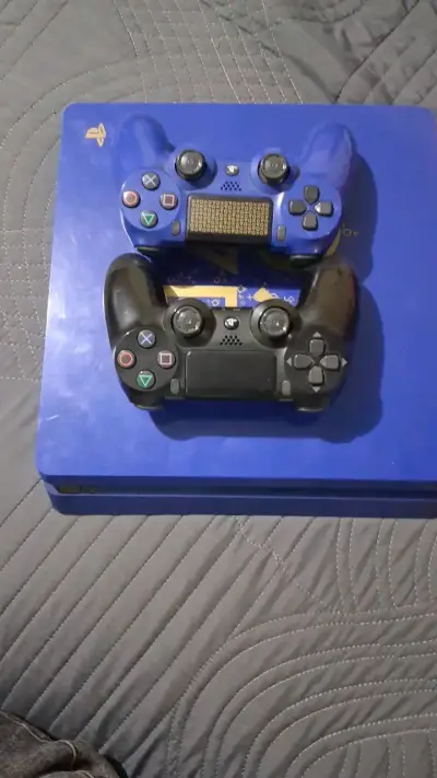 Consola PS4 Edición Especial con Juegos y Controles - miniatura 1