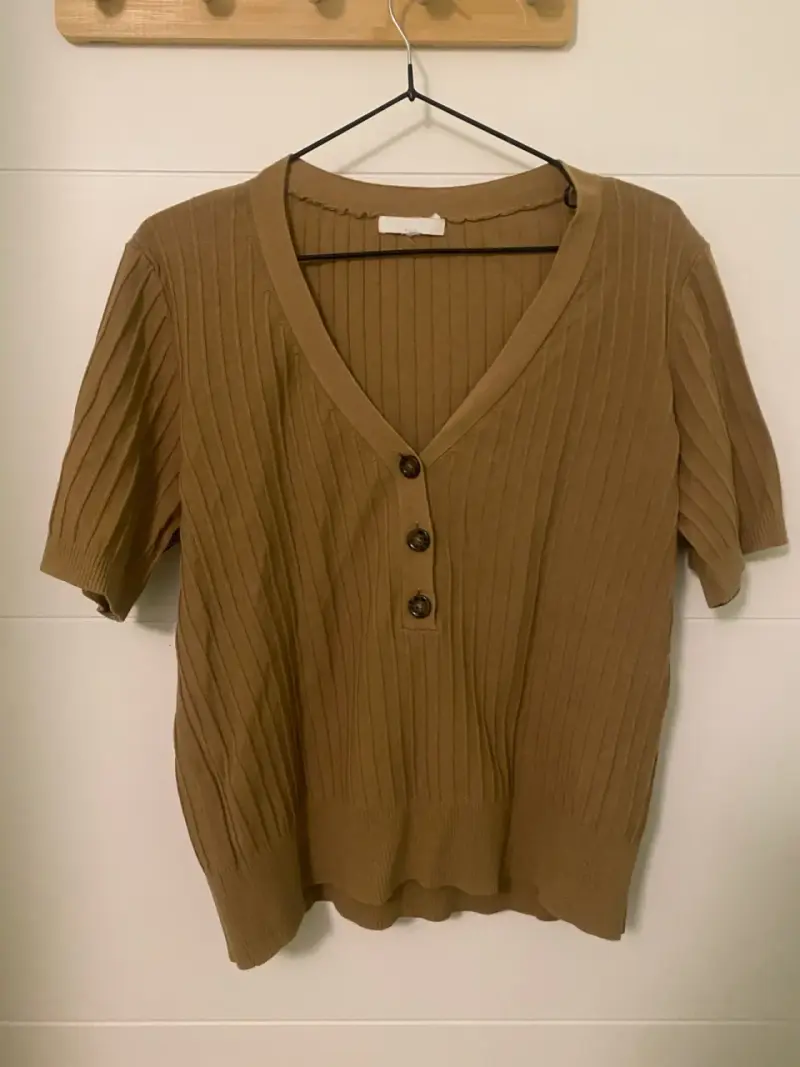 Polera de punto marrón H&M con botones - 1