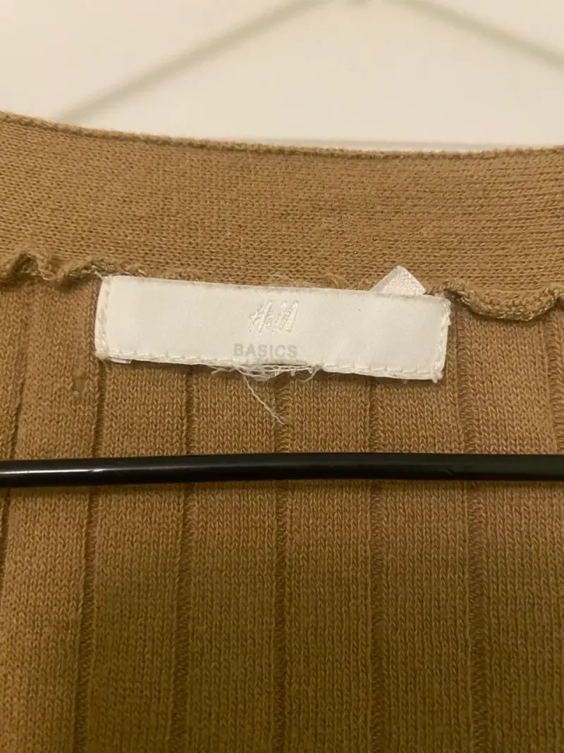 Polera de punto marrón H&M con botones - 2