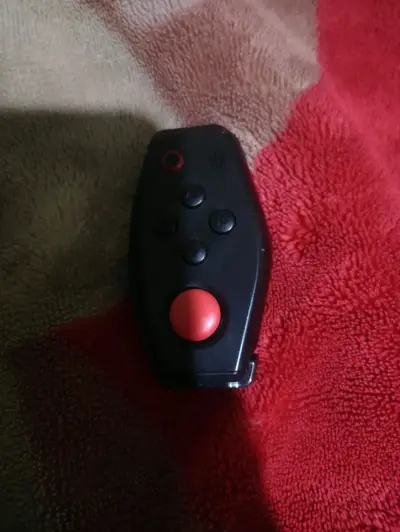 Control remoto para juegos móvil con botón rojo - miniatura 1