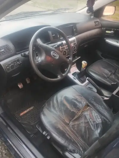 Interior de auto con asientos de cuero desgastados - miniatura 1