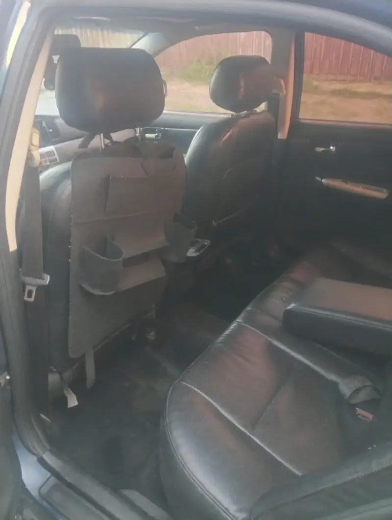 Interior de auto con asientos de cuero desgastados - 2