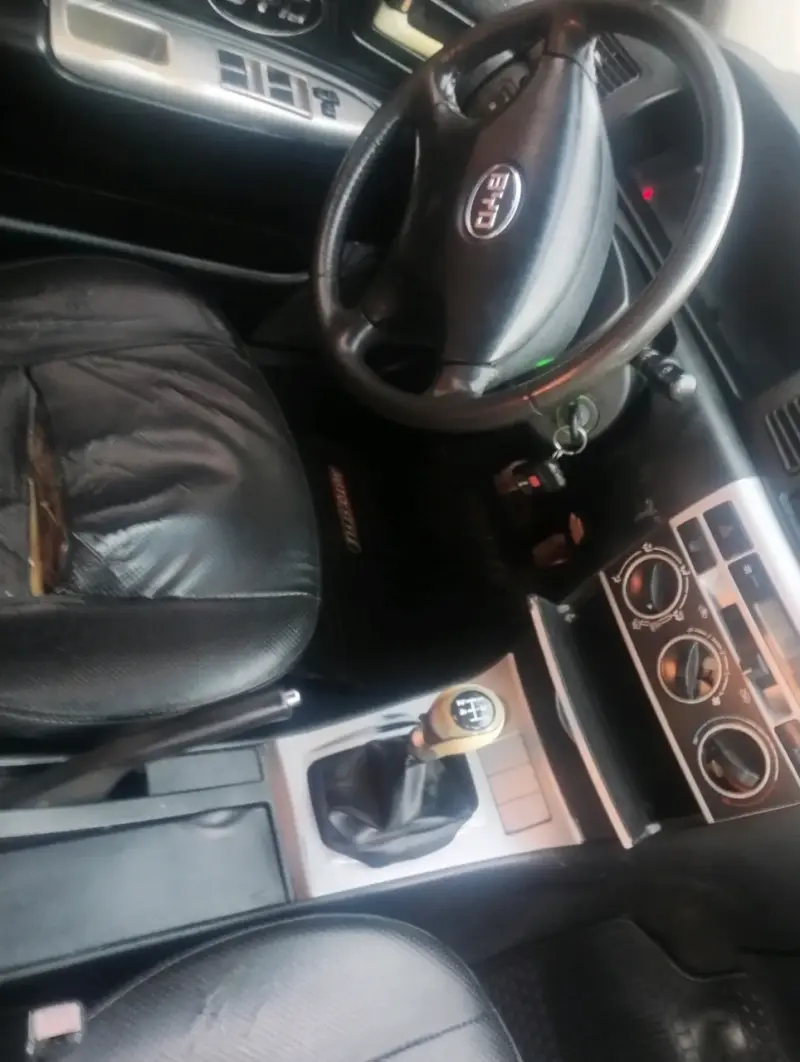 Interior de auto con asientos de cuero desgastados - 3