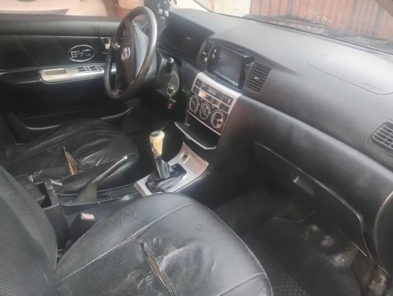 Interior de auto con asientos de cuero desgastados - 4