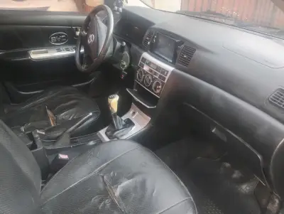 Interior de auto con asientos de cuero desgastados - miniatura 4