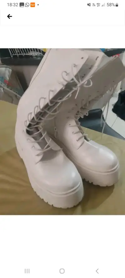 Botas blancas de plataforma con cordones - miniatura 1