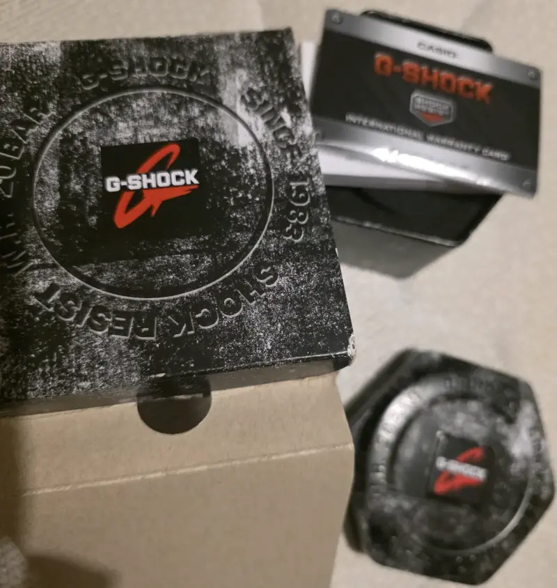 Reloj Casio G-Shock rojo resistente al agua - 4