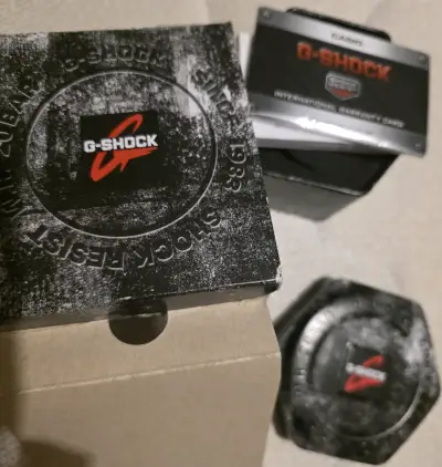 Reloj Casio G-Shock rojo resistente al agua - miniatura 4