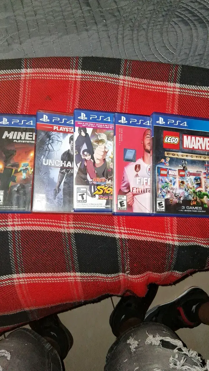 Consola PS4 Edición Especial con Juegos y Controles - 2