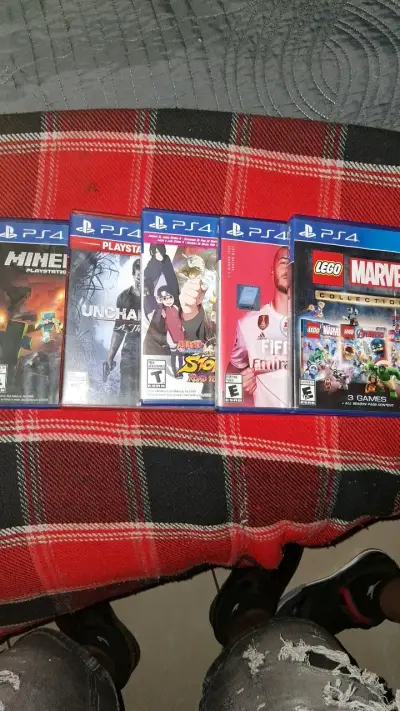 Consola PS4 Edición Especial con Juegos y Controles - miniatura 2