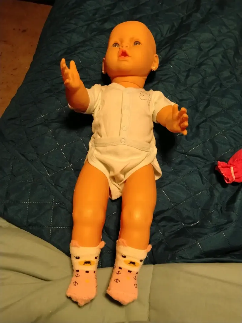 Muñeca bebé con ropa y accesorios - 1