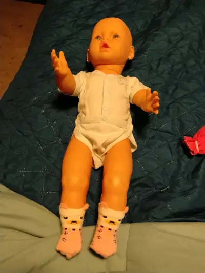 Muñeca bebé con ropa y accesorios - miniatura 1