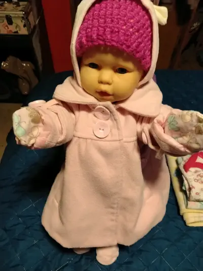 Muñeca bebé con ropa y accesorios - miniatura 2