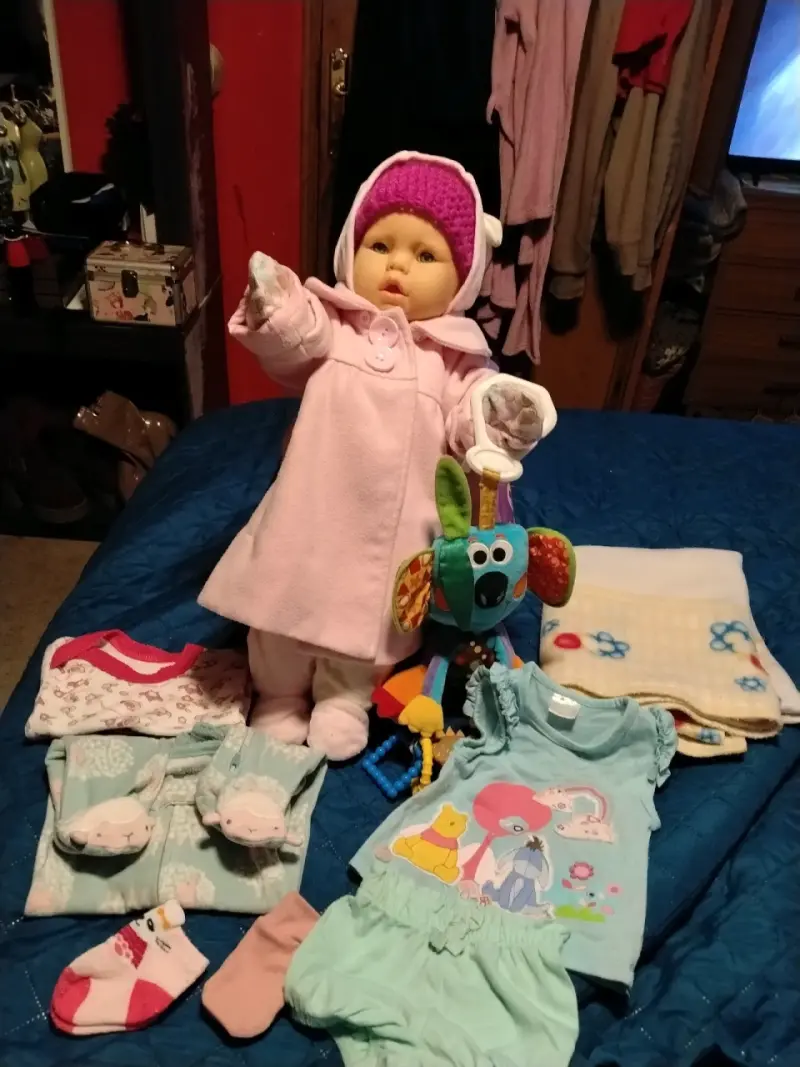 Muñeca bebé con ropa y accesorios - 4