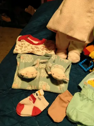 Muñeca bebé con ropa y accesorios - miniatura 5