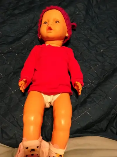 Muñeca bebé con ropa y accesorios - miniatura 6