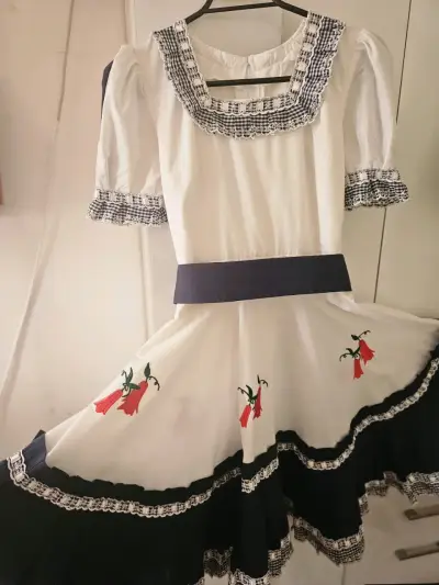 Vestido típico chileno con bordado de flores - miniatura 1
